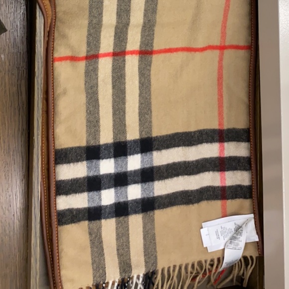 authentic Burberry scarf , in pristine condition. - Picture 1 of 3